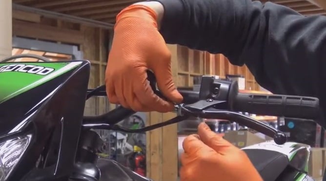 Manutenzione del cavo della frizione della tua moto 50cc